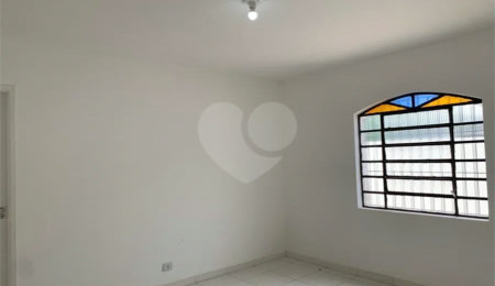 Casa espaçosa com 3 quartos, suíte, quintal e 2 vagas na Vila Santa Catarina