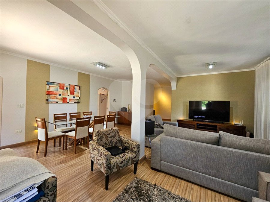 Casa térrea em Atibaia com 3 dormitórios (2 suítes), piscina, espaço gourmet, condomínio fechado