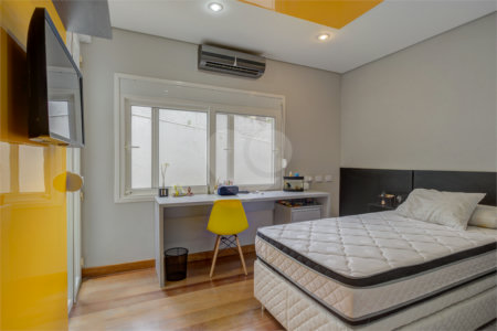 Sobrado à venda com 4 quartos, sendo 2 suítes, em Chácara Monte Alegre, São Paulo, SP