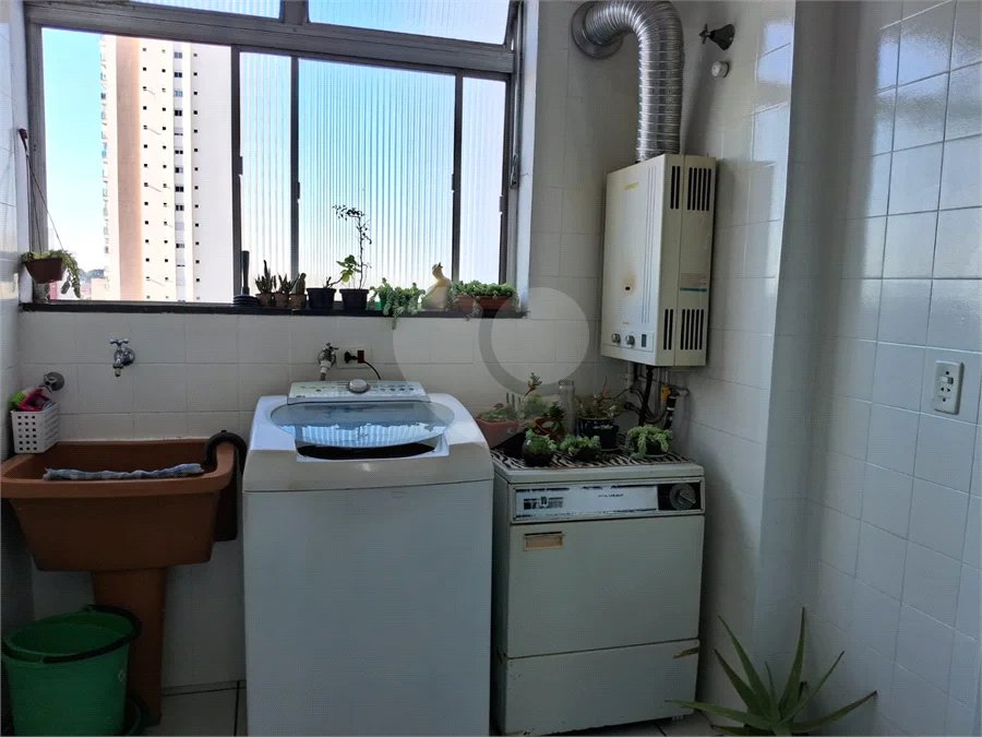 Prédio com portaria 24 horas, e lazer. Apartamento com 3 dormitórios, uma suíte, 2 vagas de garagem