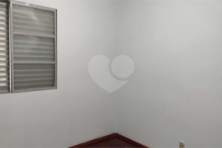 Apto com 2 dormitórios, dois banheiros , e uma garagem.