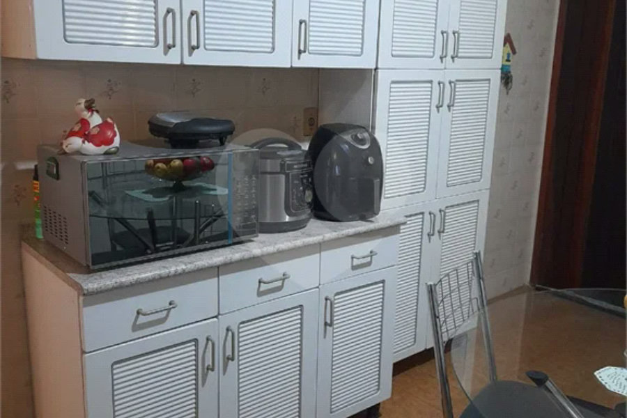 Ótimo sobrado com 3 quartos, sendo uma suíte, 2 vagas.