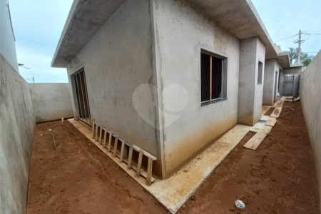 Casa Térrea no Condomínio Village Damha III.