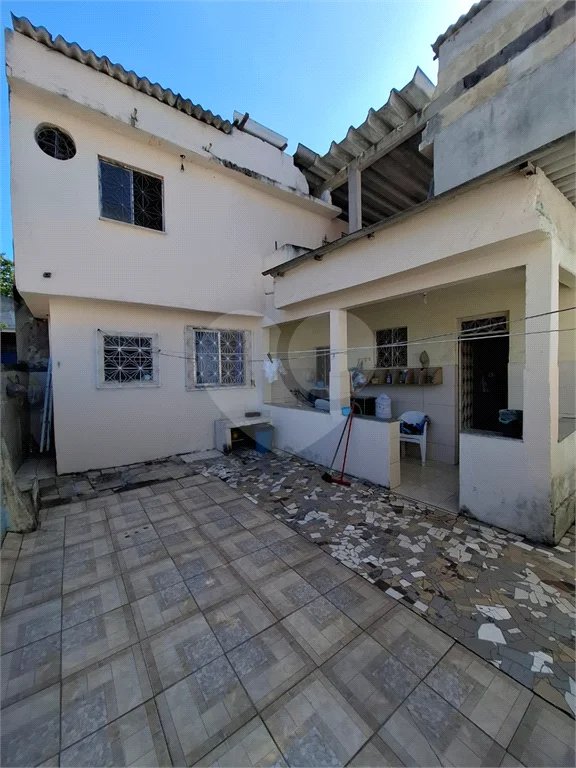 Ó TIMO CASA COM 3 QUARTOS E TERRAÇO EM CONTOMINIO FECHADO