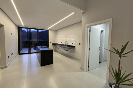 Maravilhosa Casa térrea em condomínio fechado no Portal Lamis, com 3 suítes, piscina privativa e persianas elétricas em excelente condomínio com salão de festas, piscina, quadras de tênis, beach tênis e campo de futebol. Vista cinematográfica da Pedra Grande.