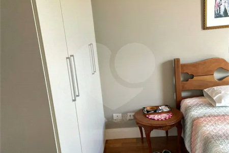 Sobrado no Condomínio Damha II.