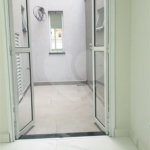 Sobrado novo com 3 suítes, 4 vagas, espaço gourmet com churrasqueira, jardim de inverno e acabamento premium. Conforto, modernidade e sofisticação.