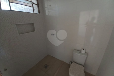 Casa térrea com 2 dormitórios.