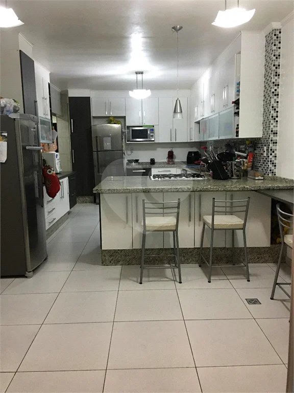 Casa 4 dormitórios, 3 vagas