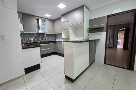 Sobrado Reformado 3 Dorms sendo 1 Suíte e 2 Vagas