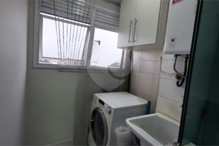 Apartamento com dois dormitórios sendo um climatizado, com duas vagas de garagem.