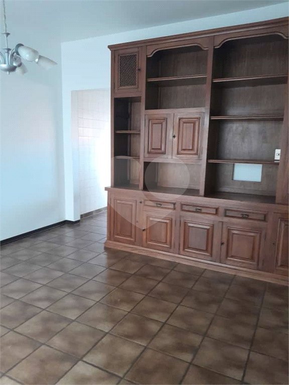Linda casa para venda / Locação em bairro nobre