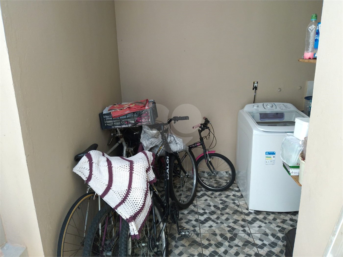 Casa térrea com 2 dormitórios, sendo 1 suíte.