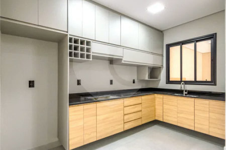 Indaiatuba - Jardim Bom sucesso - Área total: 150m² - Área construída: 115m² - 3 dormitórios sendo 1 suíte com armário planejado;Sala para dois ambientes; Banheiros com box gabinetes e espelhos; Área gourmet com churrasqueira a carvão e móveis planejados; Lavanderia coberta; Ar condicionado na sala