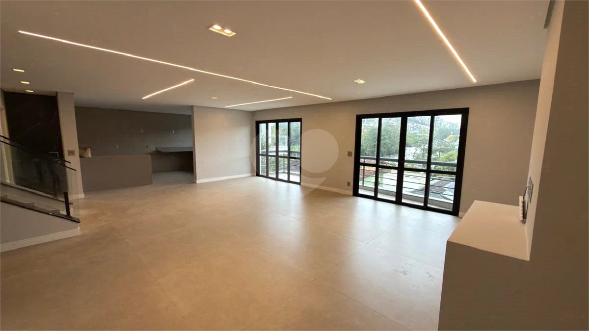 Sobrado de alto padrão no Swiss Park, totalmente reformado, com 4 suítes, piscina, elevador, espaço gourmet, 4 vagas e condomínio com lazer completo.