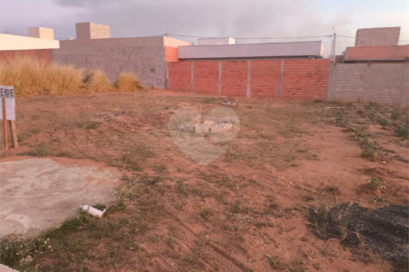 Terreno no Arcoville com 240 m²