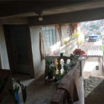 Terreno com 6 casas em 293m² de área total.