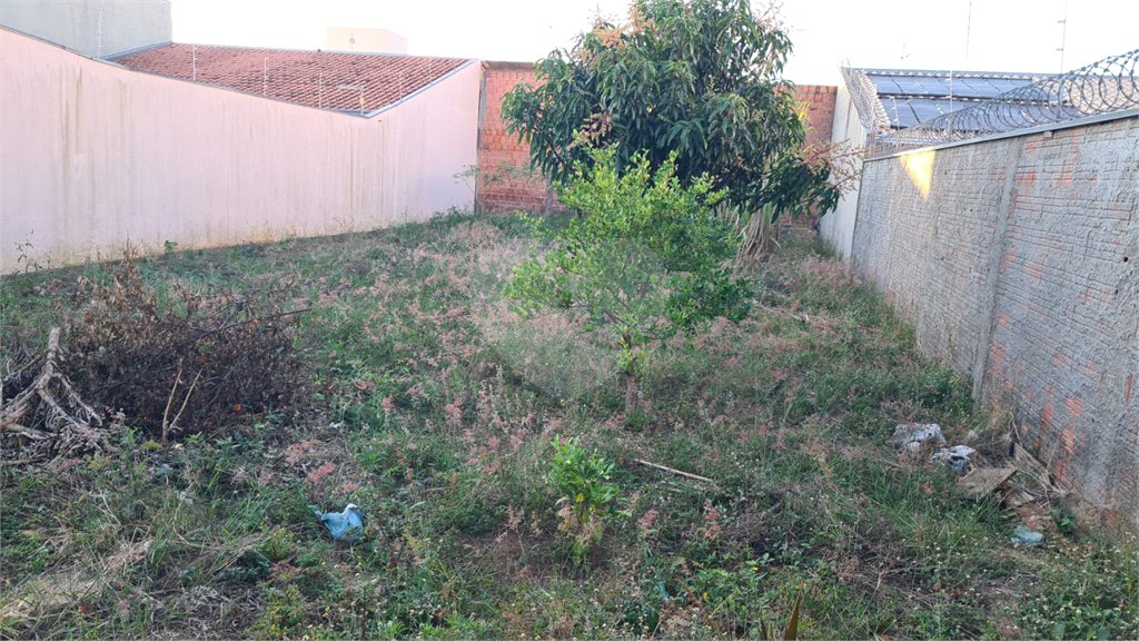 Terreno murado com portão e concertina no Jardim Embaré,