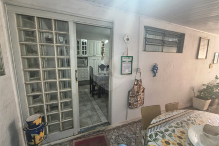 Linda Casa com Comercio ao lado independente.