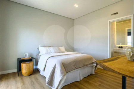 Indaiatuba - Condominio Villa Sapezal - 318 m² de Terreno - 230 m² de Área Construída - 3 suítes, sendo 1 Master com closet planejado - Sala de TV - Sala de estar integrada à Sala de jantar - Cozinha com móveis planejados - Despensa - Escritório planejado - Lavabo - Piscina com preparação para aquec