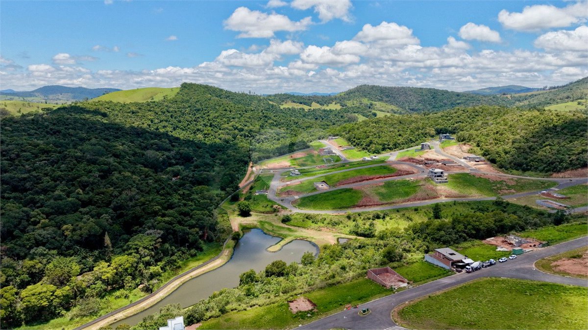Casa térrea 3 dormitórios (3 suítes), espaço gourmet, piscina, 2 vagas garagem, condomínio fechado com ampla área lazer