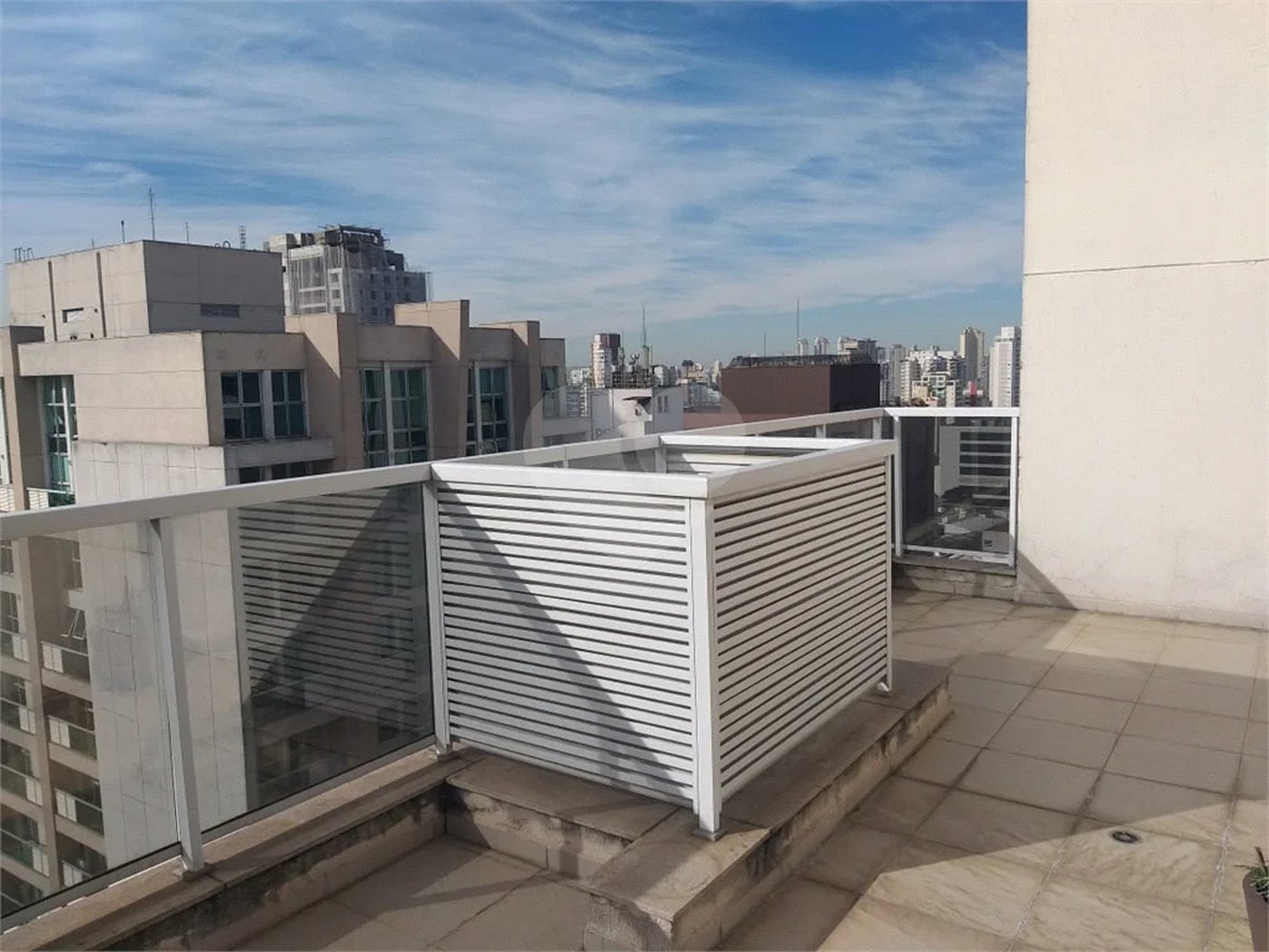 Conjunto comercial duplex à venda na Aclimação. Andar inteiro, puro charme!