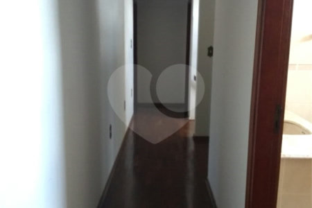 Sobrado com 4 dormitórios, sendo 1 suíte.