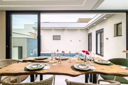 Casa Térrea – Condomínio Maria Cândida - 300 m² de terreno - 212 m² de área construída - 4 vagas de garagem, sendo 2 cobertas - Sala de jantar e estar integradas, com pé-direito duplo e cortina - 3 suítes com ar-condicionado, sendo 1 master com closet – planejado – Roupeiro – Escritório - Cozinha