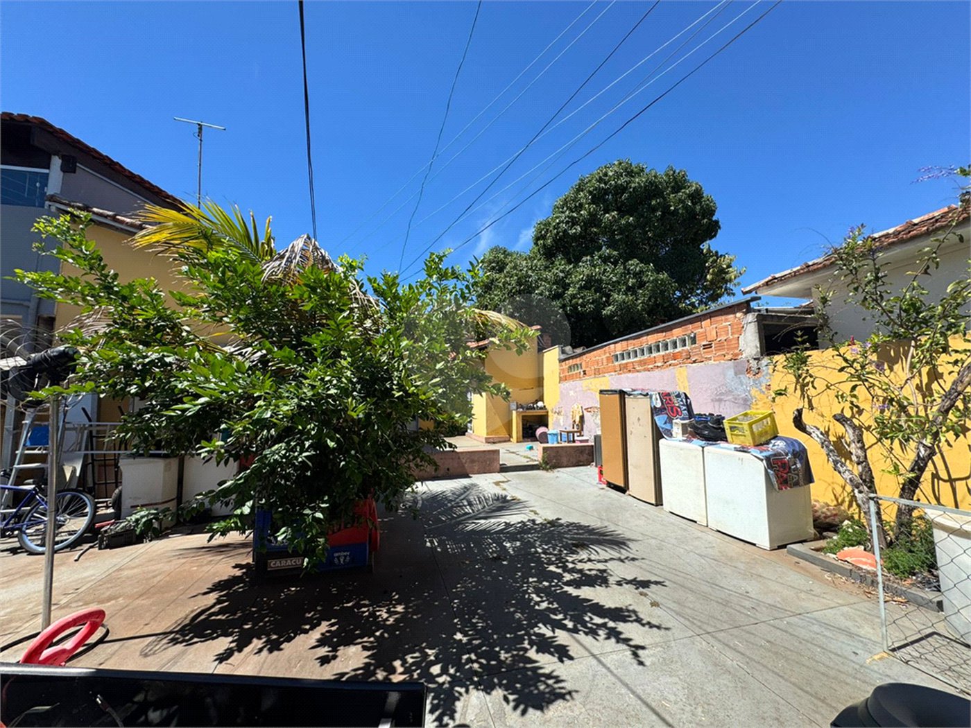 Casa com salão comercial, á venda, em São Carlos-SP.