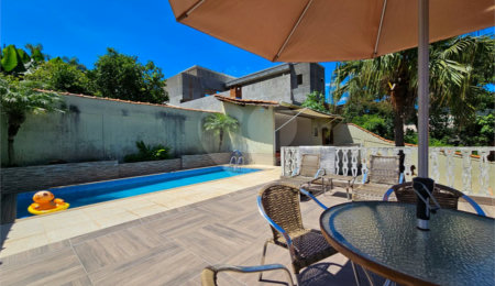 Casa à venda com 3 quartos, sendo 2 suítes,  no condomínio Jardim Shangrilá, Atibaia - SP