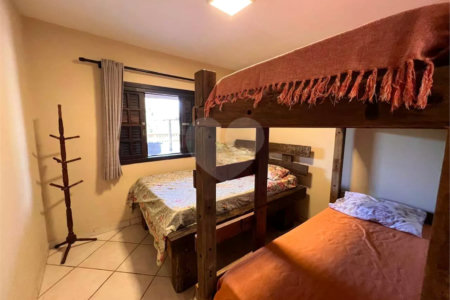 Chácara com excelente infraestrutura, contendo casa com 8 dormitórios, 900 m² de área construída, área total de 3000m², piscina adulto e infantil, churrasqueira, quadra gramada de futebol - Rio Acima - Atibaia/SP 900 m² Área construída 3.000 m² Área do terreno