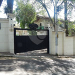 Casa em condomínio fechado no Jardim Floresta, 3 suítes, área gourmet, piscina, 4 vagas.
