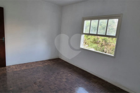 Casa à venda com 3 quartos, sendo 1 suíte,  em Jardim Rosa Maria, São Paulo, SP