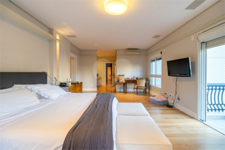 Apartamento à venda com 5 suítes em Moema, São Paulo, SP