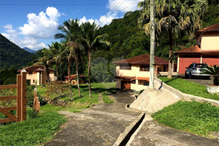 Fazenda à venda com 7 quartos, sendo 3 suítes, em Professor Souza, Casimiro de Abreu, RJ