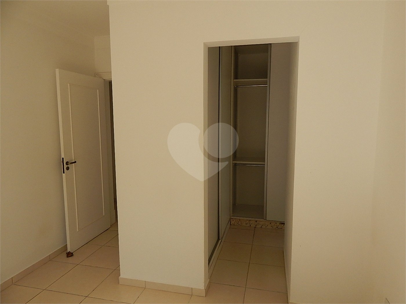 Casa à venda com 3 suítes no condomínio Recanto dos Paturis, Vinhedo - SP