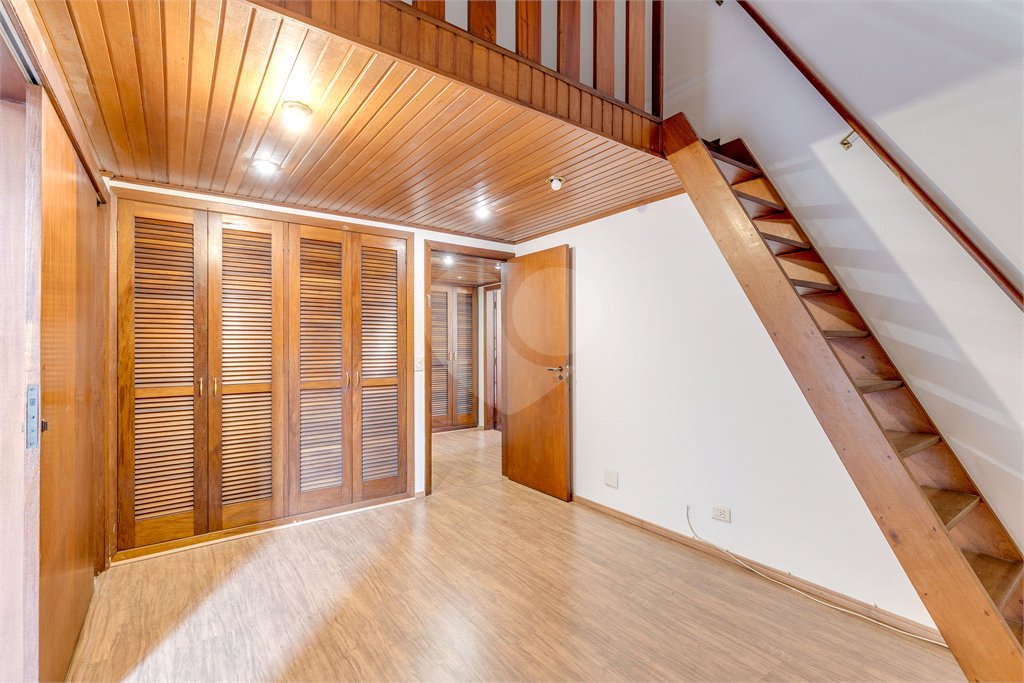 Casa à venda com 5 quartos, sendo 3 suítes, no condomínio Granja do Morumbi, São Paulo - SP