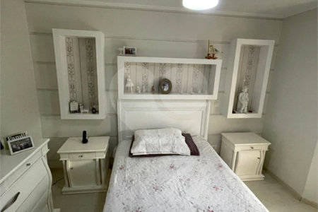 Casa à venda com 3 quartos, sendo 1 suíte, no condomínio Residencial Villagio Vitória, Guarulhos - SP