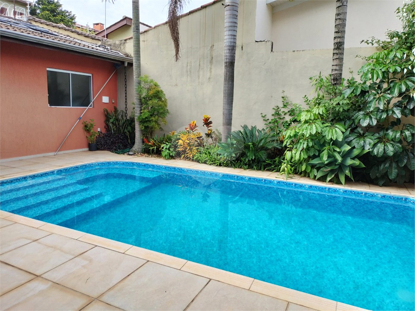 Sobrado à venda com 4 quartos, sendo 2 suítes, em Vila Petrópolis, Atibaia, SP