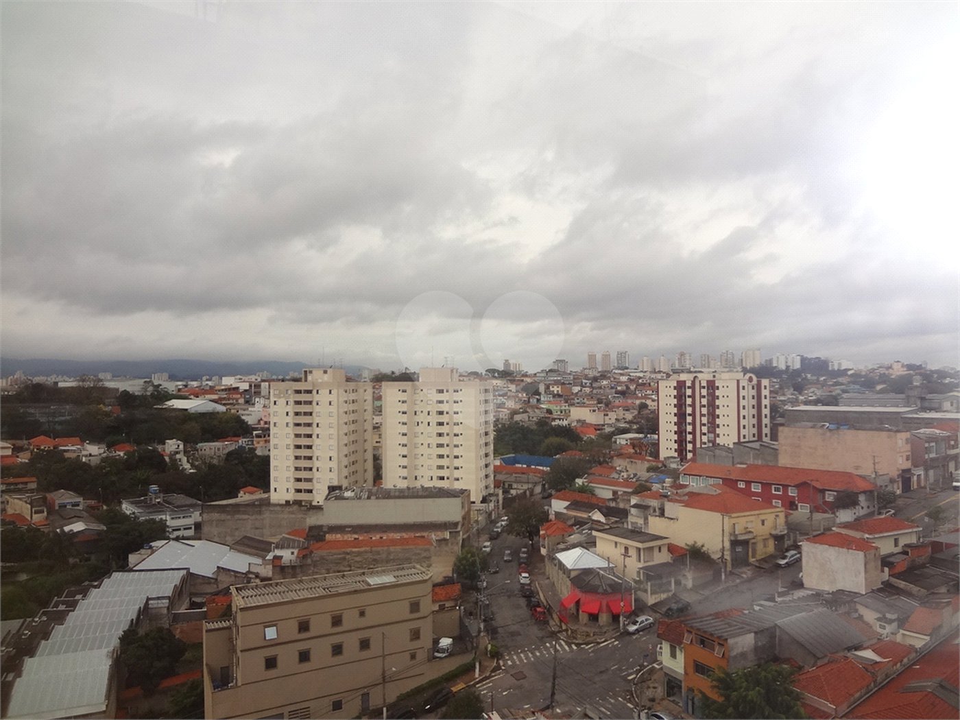 COBERTURA COM PISCINA E CHURRASQUEIRA NA CASA VERDE.