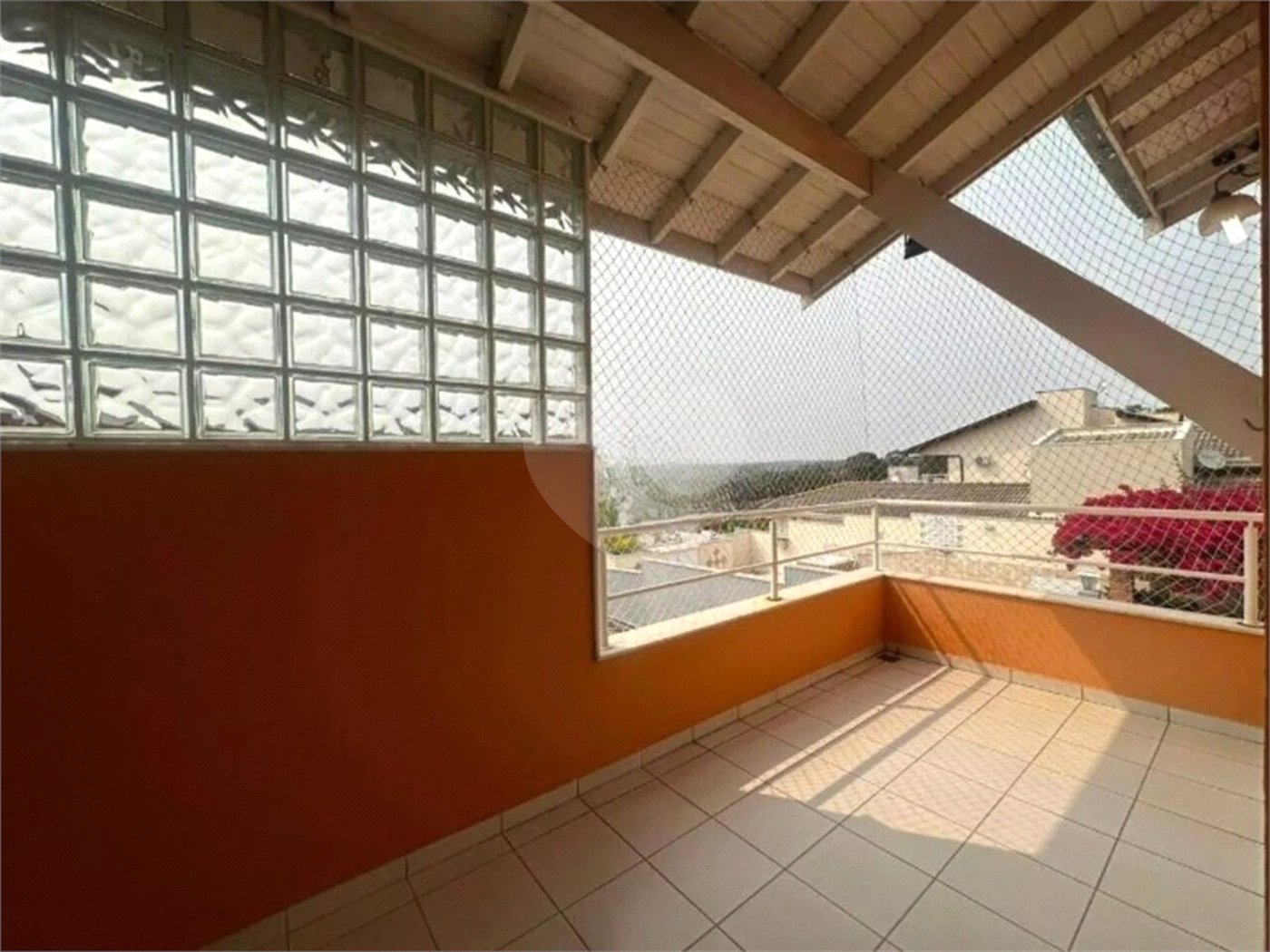Casa à venda com 3 quartos, sendo 1 suíte, no condomínio Residencial Delle Stelle, Louveira - SP