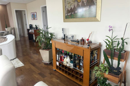 Apartamento à venda com 3 suítes em Vila Suzana, São Paulo, SP