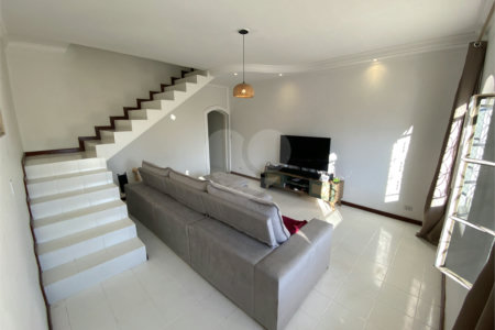 Sobrado à venda com 3 quartos, sendo 1 suíte, em Monte Castelo, São José dos Campos, SP