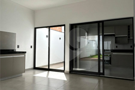 Casa térrea 3 quartos 1 suíte no residencial Terra dos Buritis