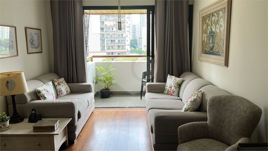 Apartamento à venda com 3 quartos, sendo 1 suíte,  em Jardim das Acácias, São Paulo, SP