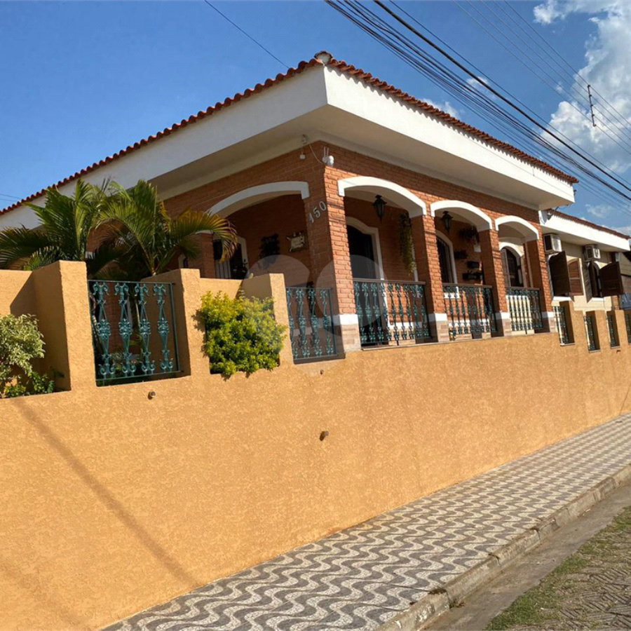 Casa à venda com 3 quartos, sendo 1 suíte, no Centro, Bom Jesus dos Perdões, SP