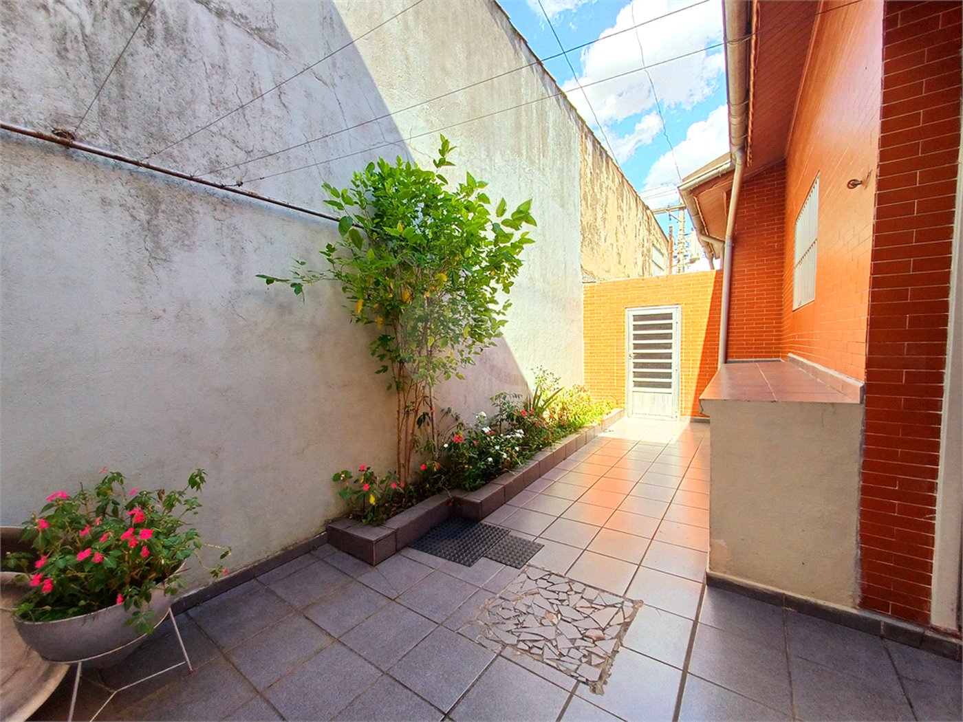 Casa à venda com 4 quartos, sendo 1 suíte, em Vila Paulicéia, São Paulo, SP