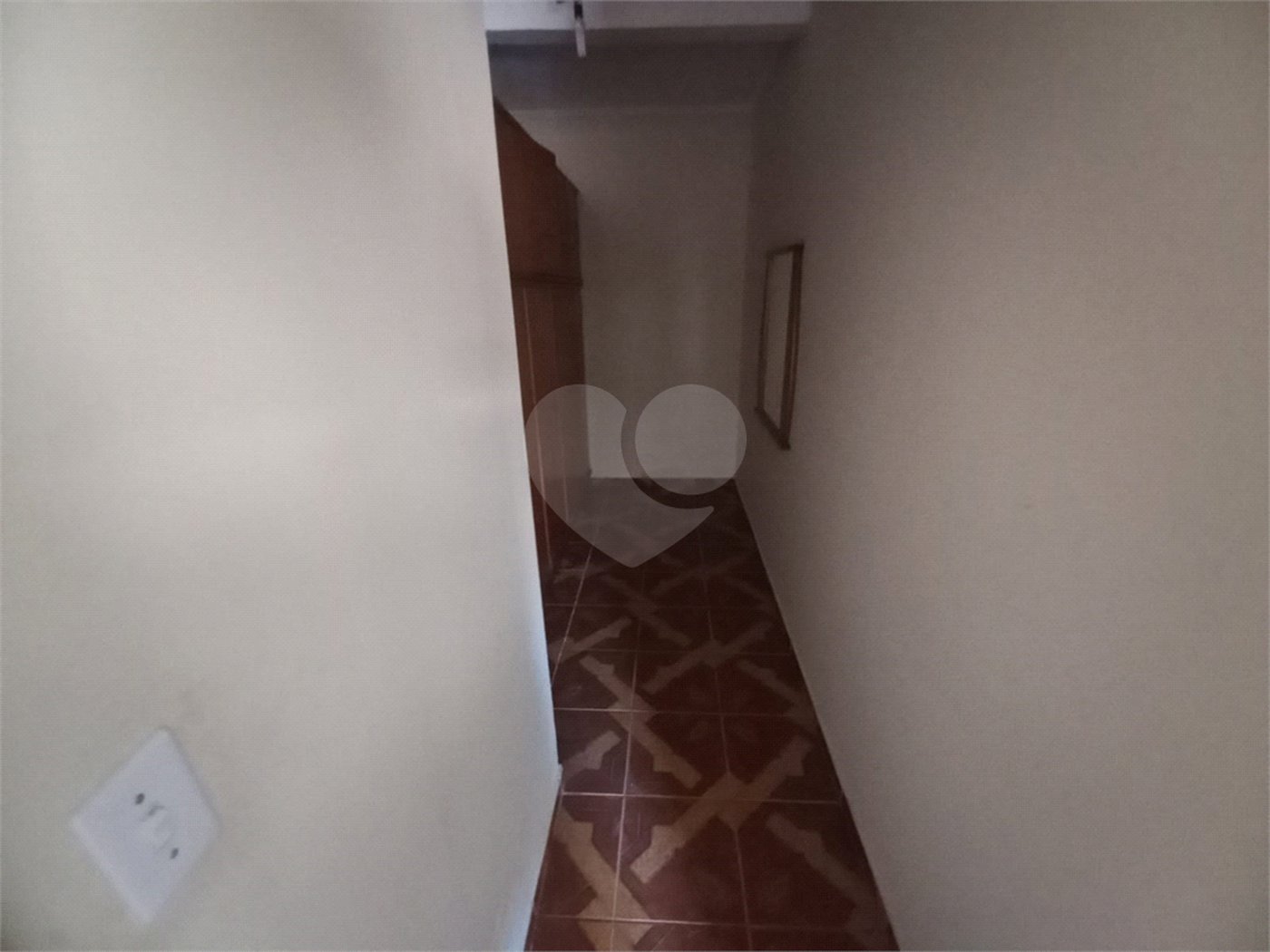 Casa térrea com 3 dormitórios, sendo 1 suíte.