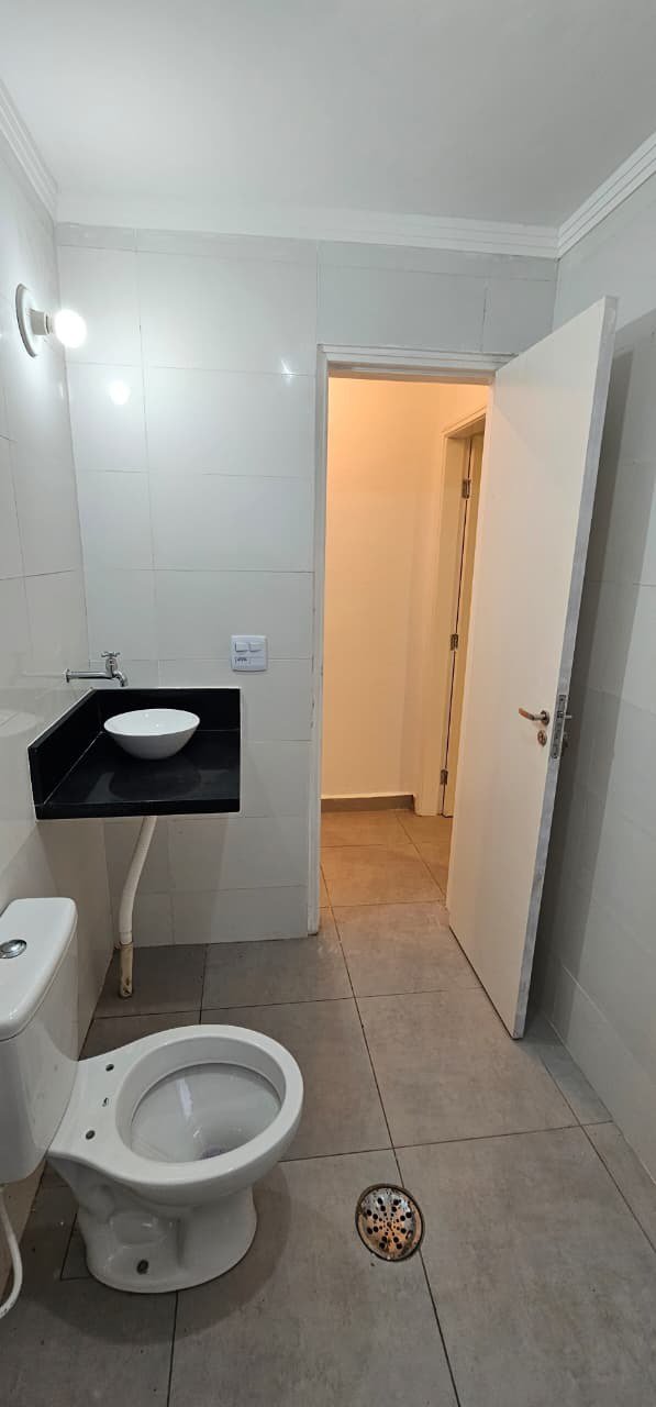 Apartamento de 01 Dormitório na Vila Caiçara — 200 m do Mar