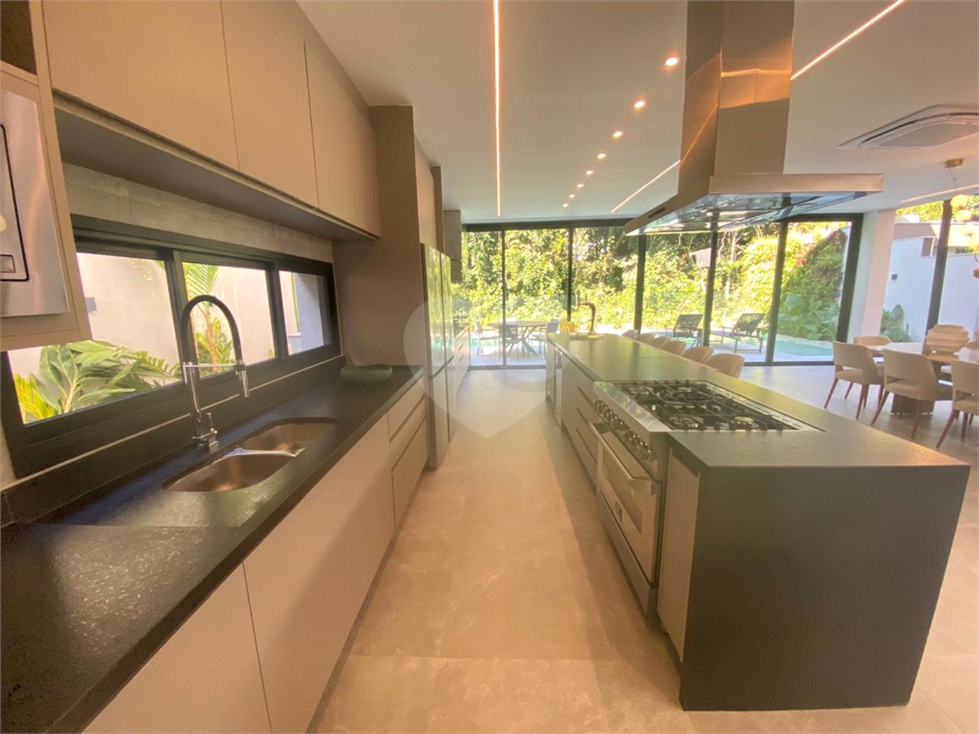Duplex à venda com 6 suítes em Riviera, Bertioga, SP